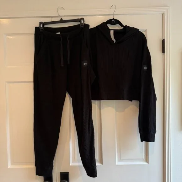 Ribbed Black Women's Alo Sweatsuit, M - Picture 4 of 6